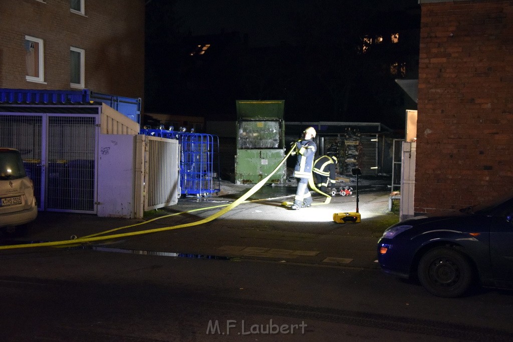 Feuer Papp Presscontainer Koeln Hoehenberg Bochumerstr P420.JPG - Miklos Laubert